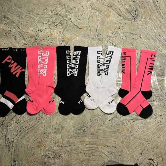 Pink Victoria’s Secret Socks
New Pink socks 
5 pairs included
Size Large 6-10 - Picture 3 of 6